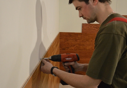Как монтировать деревянные стеновые панели