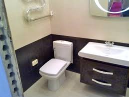 Облицовка стен ванной комнаты керамической плиткой 