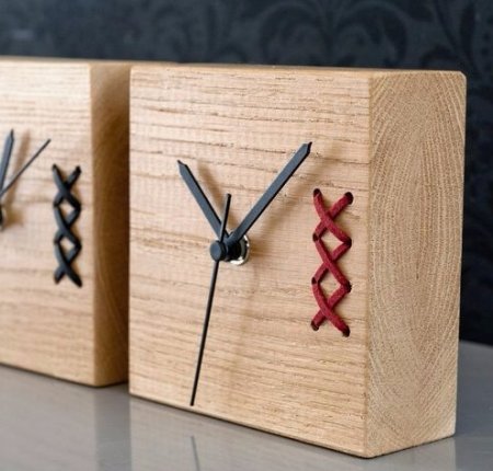 Оригинальные деревянные настольные часы 